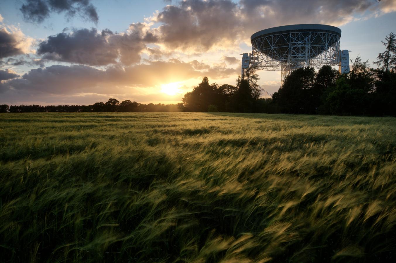 Observatorio Jodrell Bank (Reino Unido). Es el centro astronómico de la Universidad de Manchester, está cerca de Goostrey y Holmes Chapel en Cheshire en el noroeste de Inglaterra. Ha jugado un papel importante en la búsqueda de quasars y púlsars