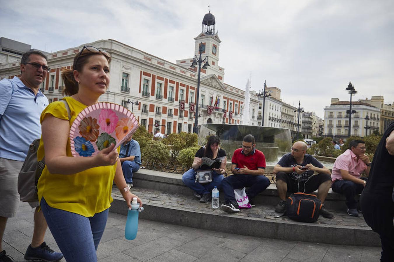 Una mujer se abanica para combatir las altas temperaturas en Madrid. La entrada del verano ha disparado los termómetros notoriamente. 