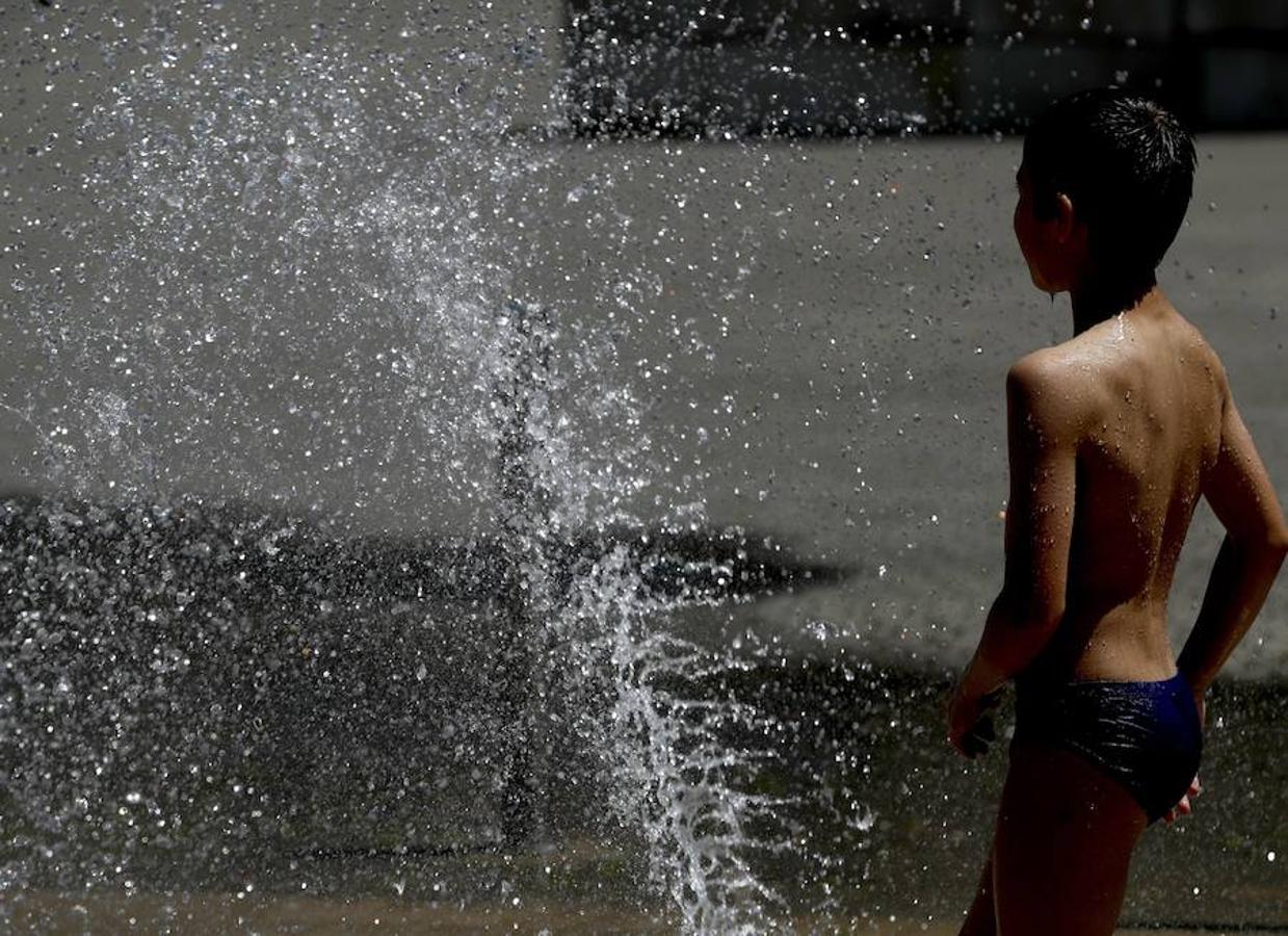 Un niño se refresca en Bilbao este miércoles por el intenso calor, en las últimas horas se agudizará en intensidad y extensión geográfica. 