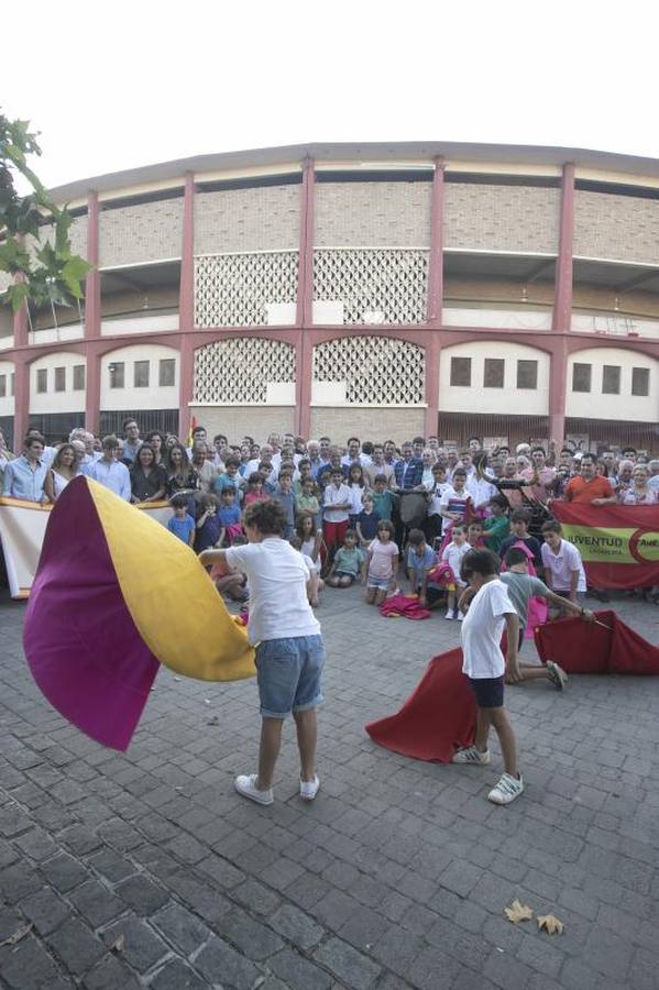 En imágenes, el apoyo a la Escuela Círculo Taurino de Córdoba