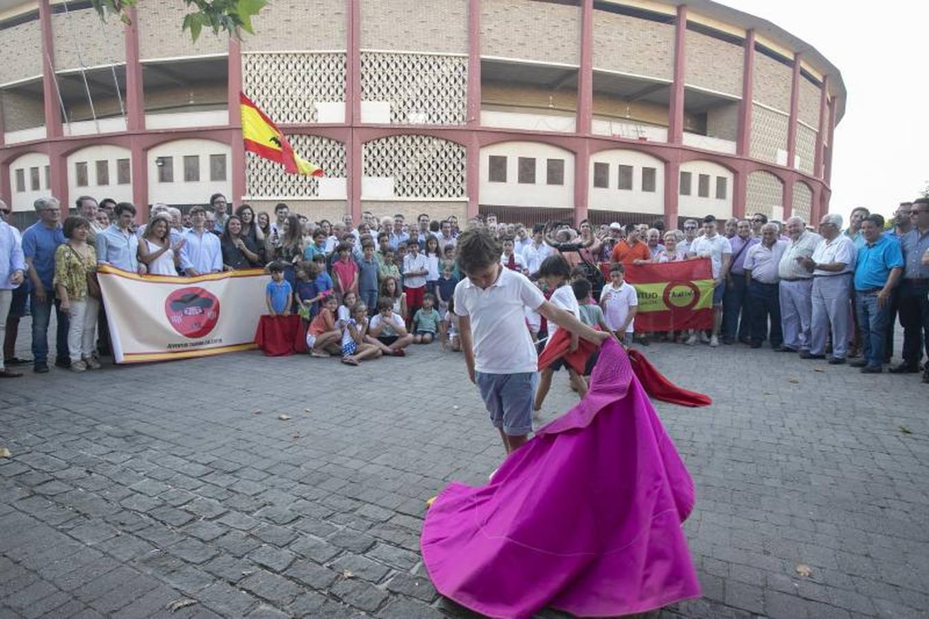 En imágenes, el apoyo a la Escuela Círculo Taurino de Córdoba