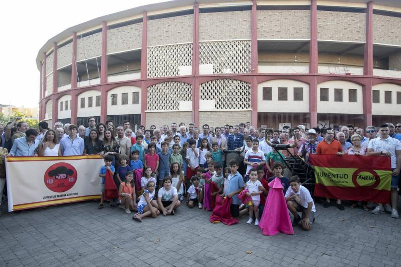 En imágenes, el apoyo a la Escuela Círculo Taurino de Córdoba