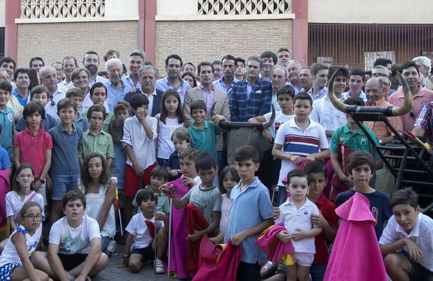 En imágenes, el apoyo a la Escuela Círculo Taurino de Córdoba