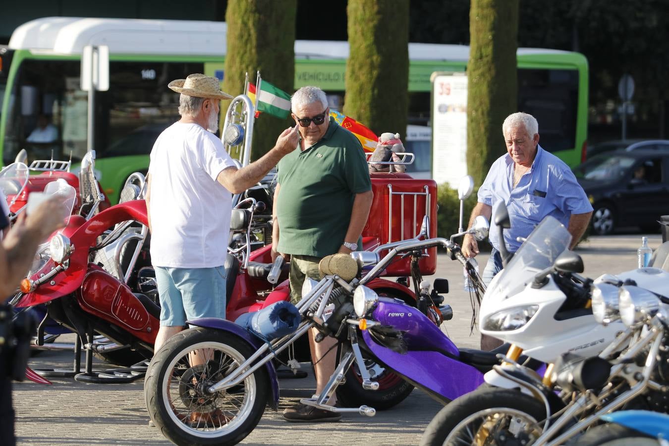 El paseo en moto de jóvenes con síndrome de Down, en imágenes