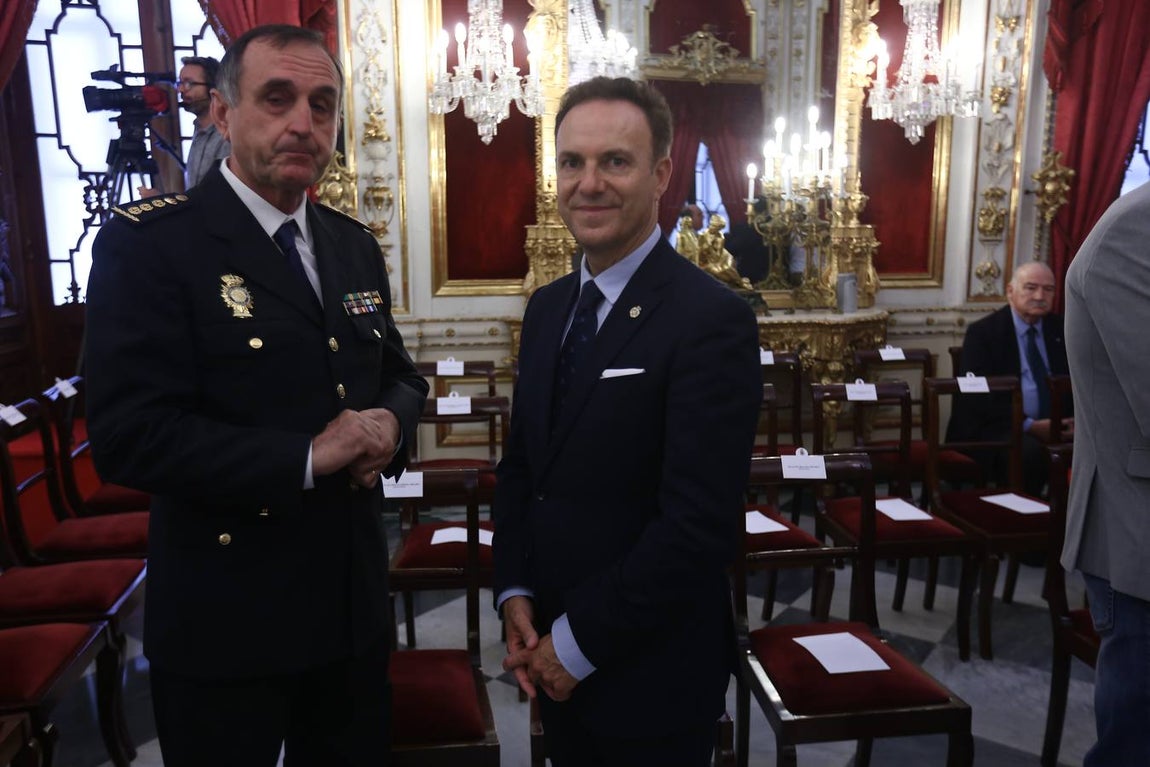 FOTOS: Caras nuevas y rostros conocidos en la Diputación de Cádiz