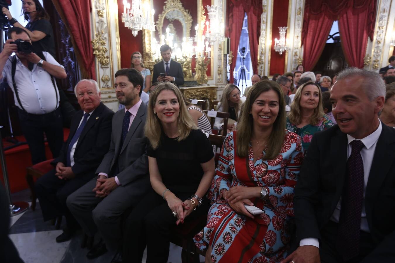 FOTOS: Caras nuevas y rostros conocidos en la Diputación de Cádiz