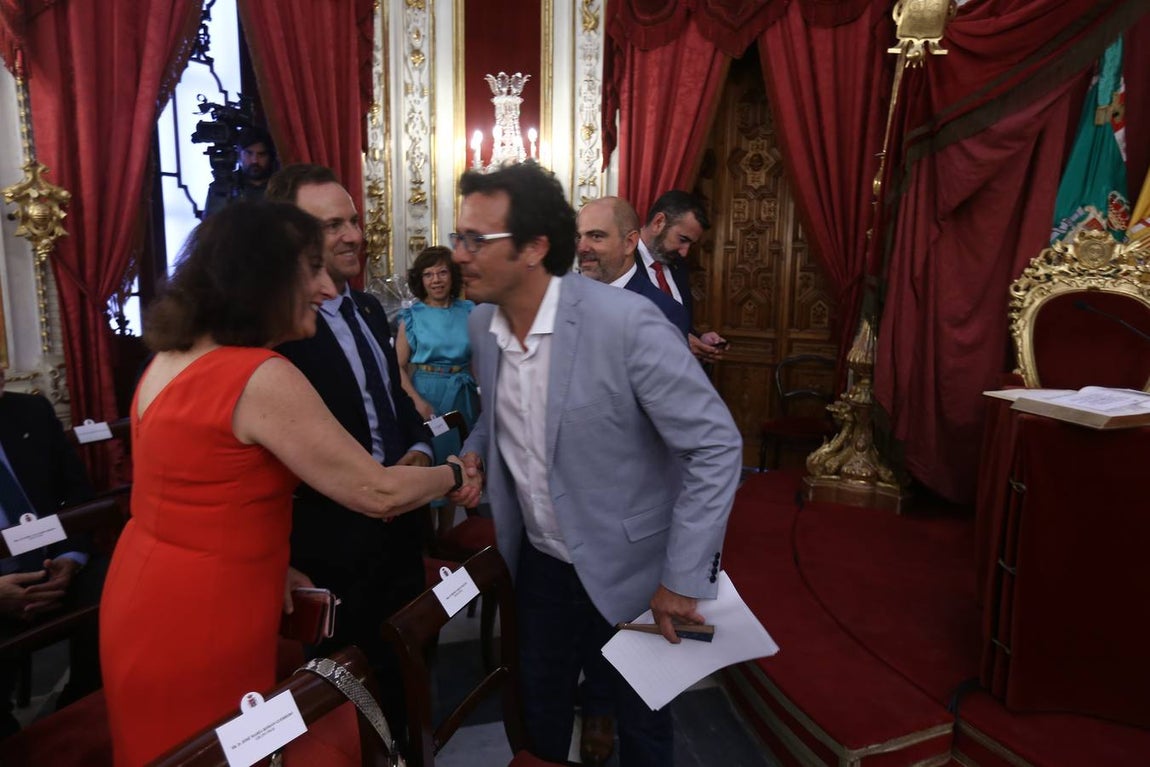FOTOS: Caras nuevas y rostros conocidos en la Diputación de Cádiz