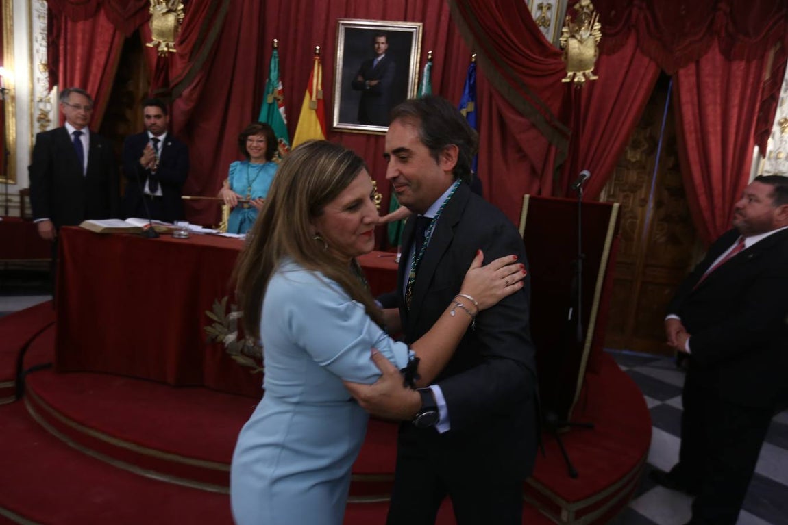 FOTOS: Caras nuevas y rostros conocidos en la Diputación de Cádiz