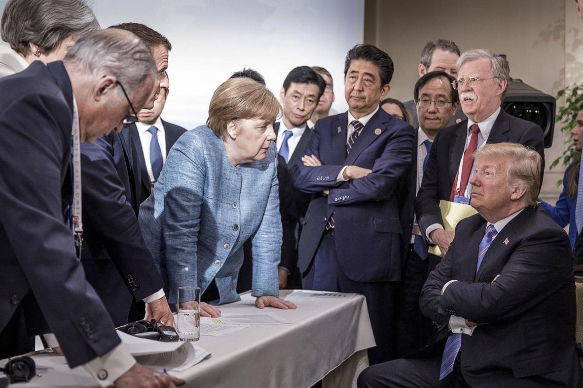 Tremendo momento para convencer al mandatario norteamericano durante la cumbre del G-7 de 2018 en la que podemos ver cómo los líderes, especialmente Angela Merkel, rodean a un Trump que parece estar hasta disfrutrando con la escena. La canciller alemana llegó a calificar de «deprimente» la forma en que el presidente de los Estados Unidos se retiró del acuerdo que habían logrado.. 