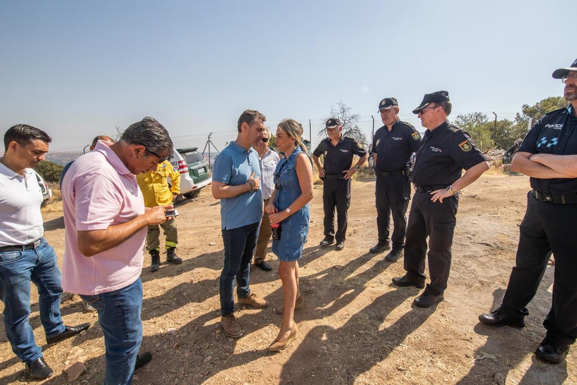 La alcaldesa, Milagros Tolón, con el delegado del Gobierno, Francisco Tierraseca. 
