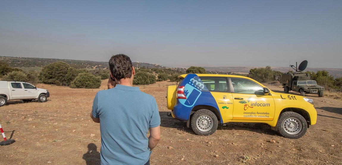 Francisco Tierraseca hablando por teléfono en el puesto de mando. 