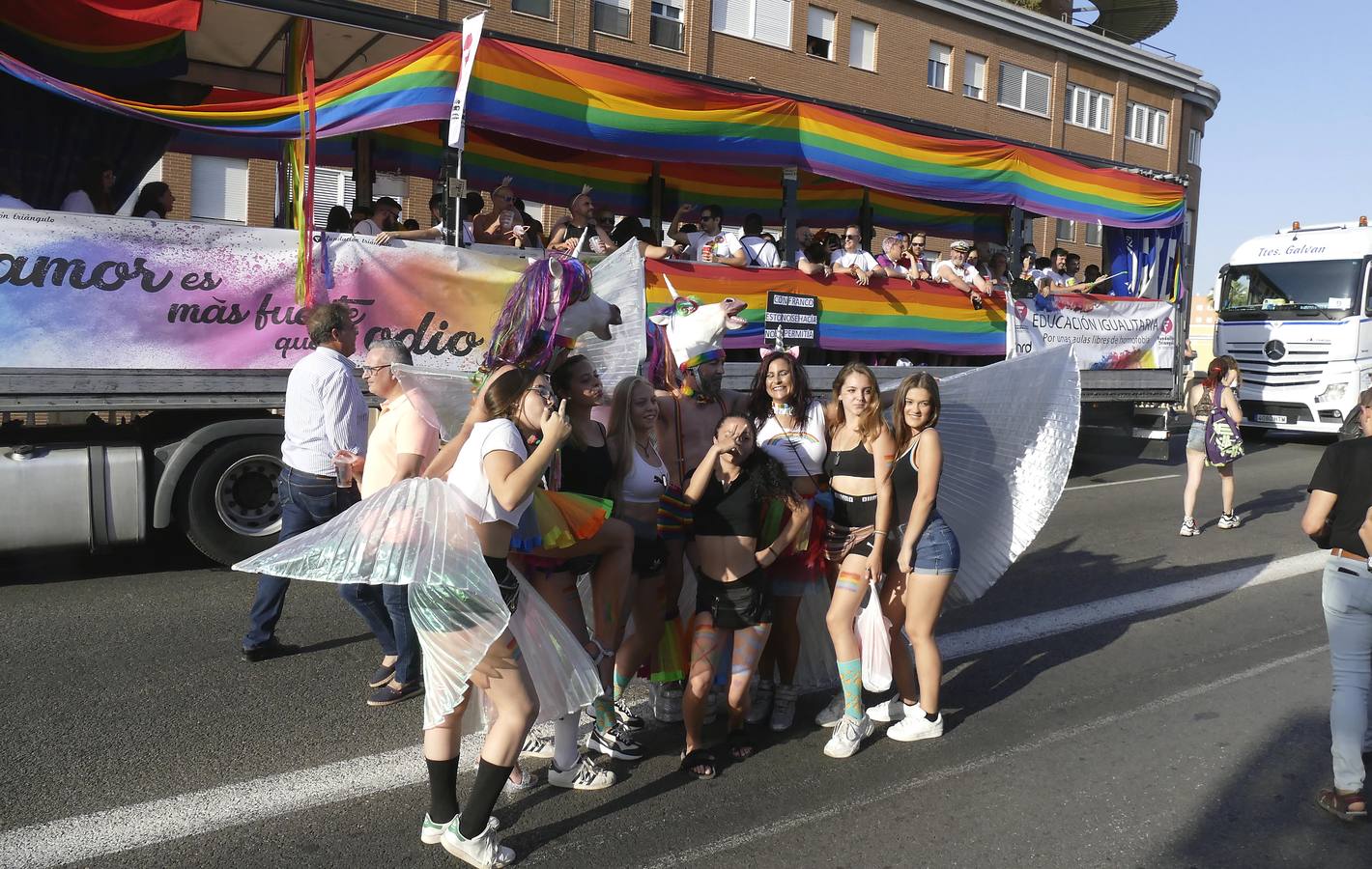 En imágenes, la cabalgata del orgullo LGTBI en Sevilla