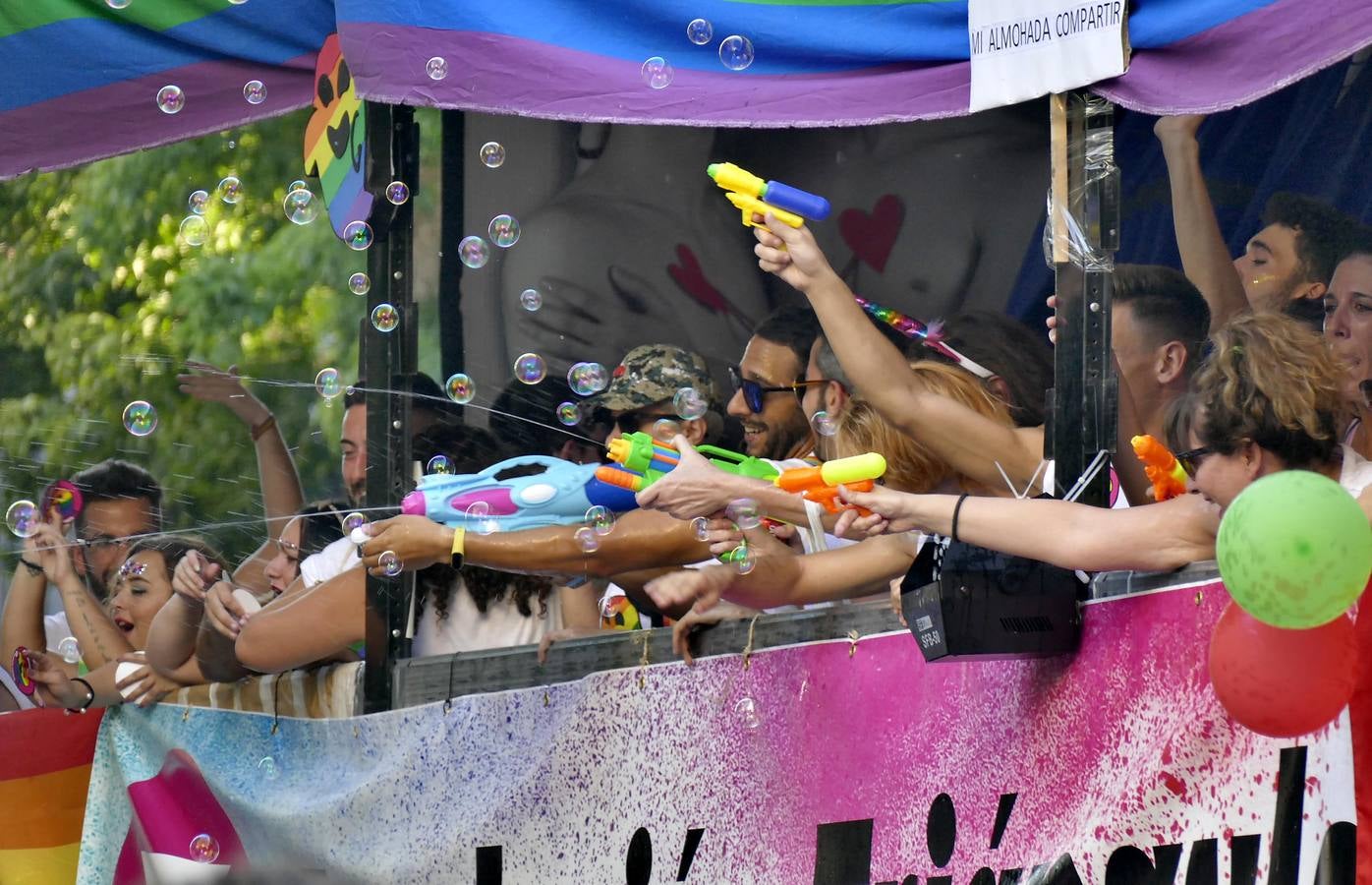 En imágenes, la cabalgata del orgullo LGTBI en Sevilla