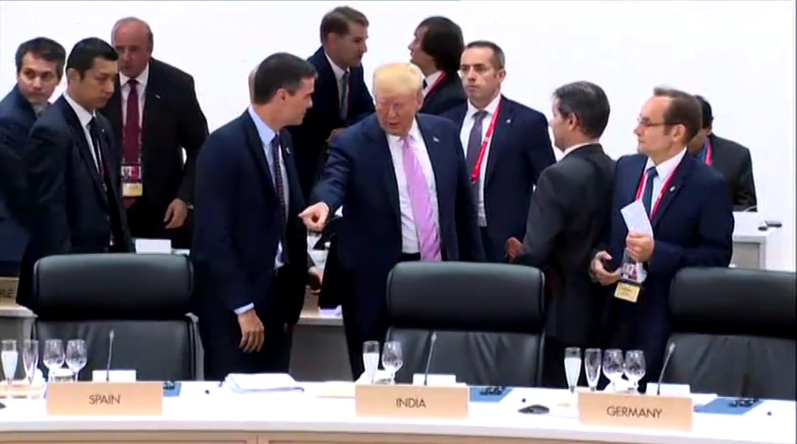 La cumbre del G-20 en Osaka ha dejado una imagen polémica: Dondald Trump señalando su asiento a Pedro Sánchez cuando este parecía querer iniciar una conversación.. 