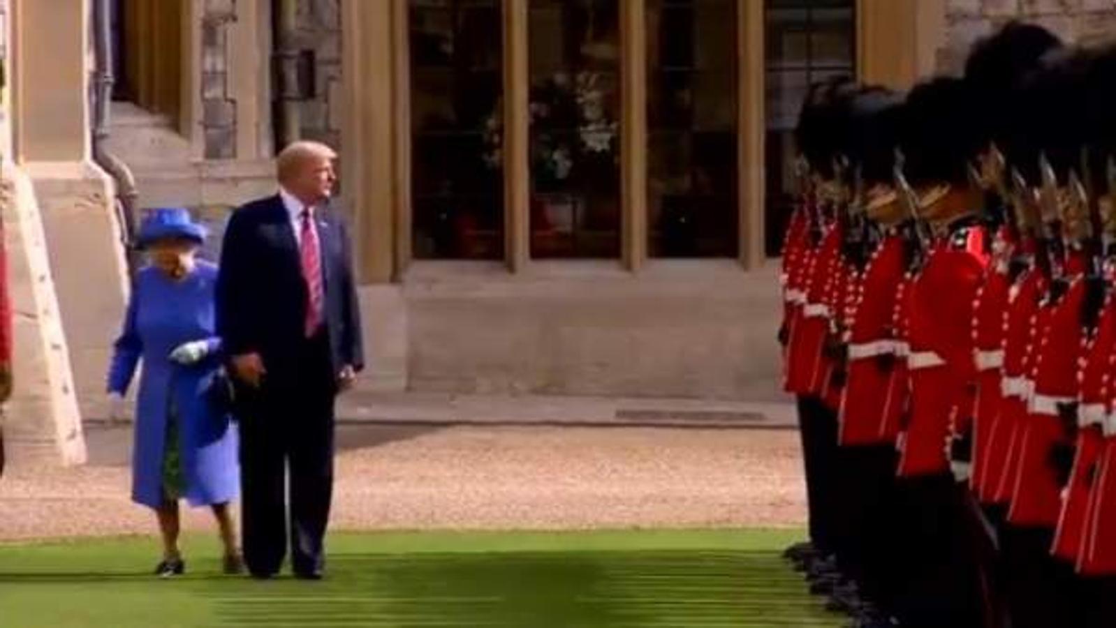 En julio del año pasado, Trump rompió el protocolo en su visita a Isabel II al caminar por delante de la reina de Inglaterra. Además, llegó con diez minutos de retraso a tomar el té en el castillo de Windsor,. 