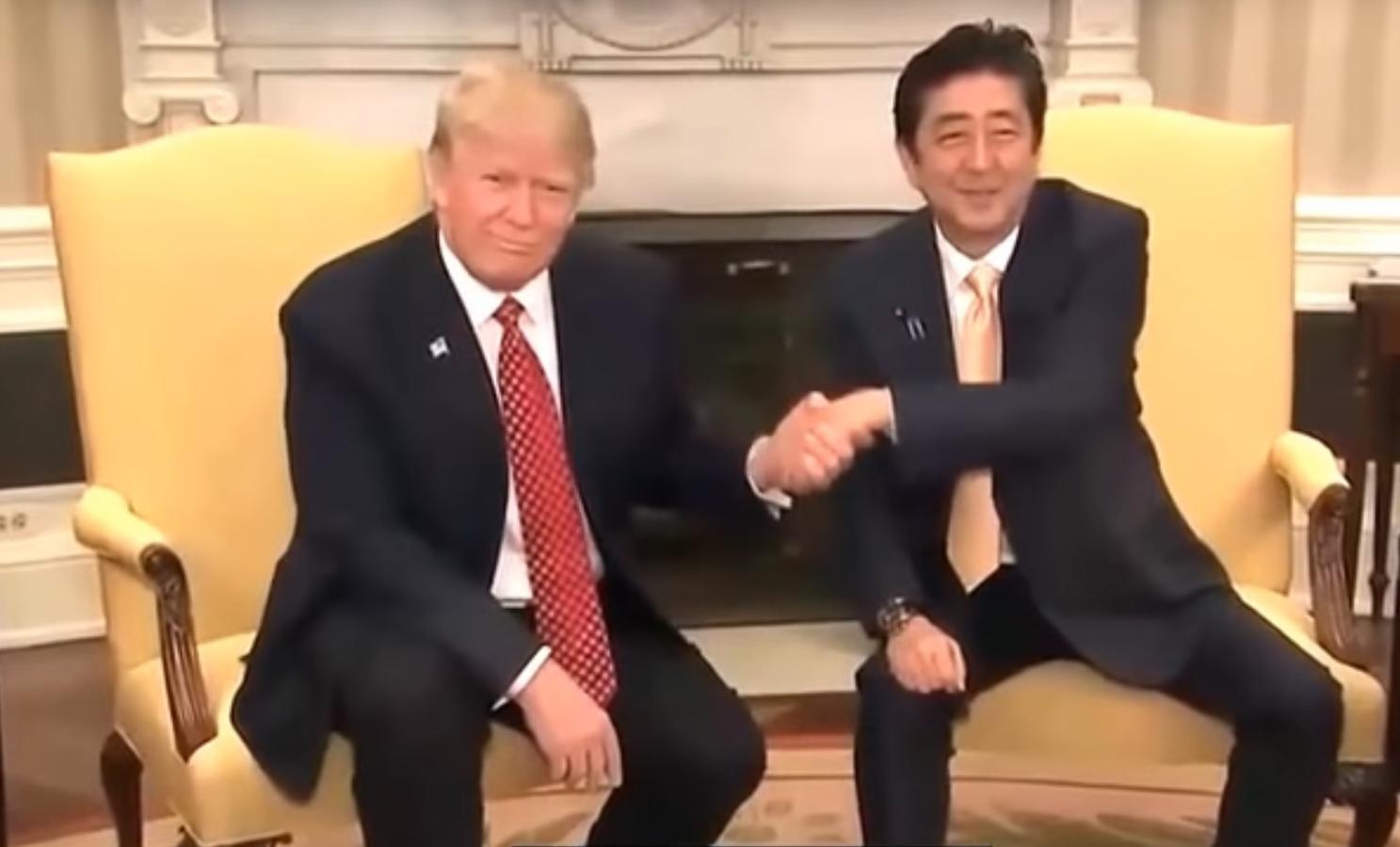 Otro de los hitos de Trump: en febreri de 2017 el mandatario estadounidense convirtió en viral un vídeo en el que se le veía estrechando la mano al primer minsitro japonés, Shinzo Abe. ¿El motivo? Que Trump apretó con demasiada fuerza su mano durante unos incomodísimos 30 segundos.. 