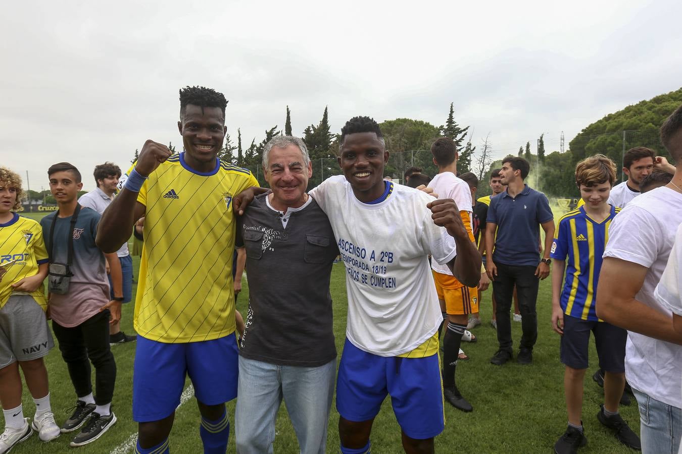 La celebración del histórico ascenso del Cádiz B, en imágenes