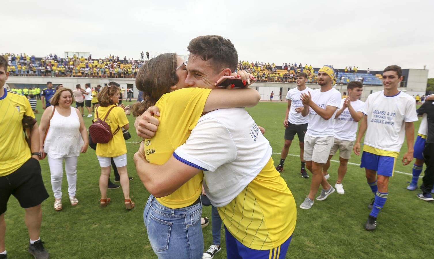 La celebración del histórico ascenso del Cádiz B, en imágenes