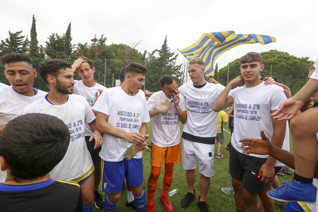 La celebración del histórico ascenso del Cádiz B, en imágenes