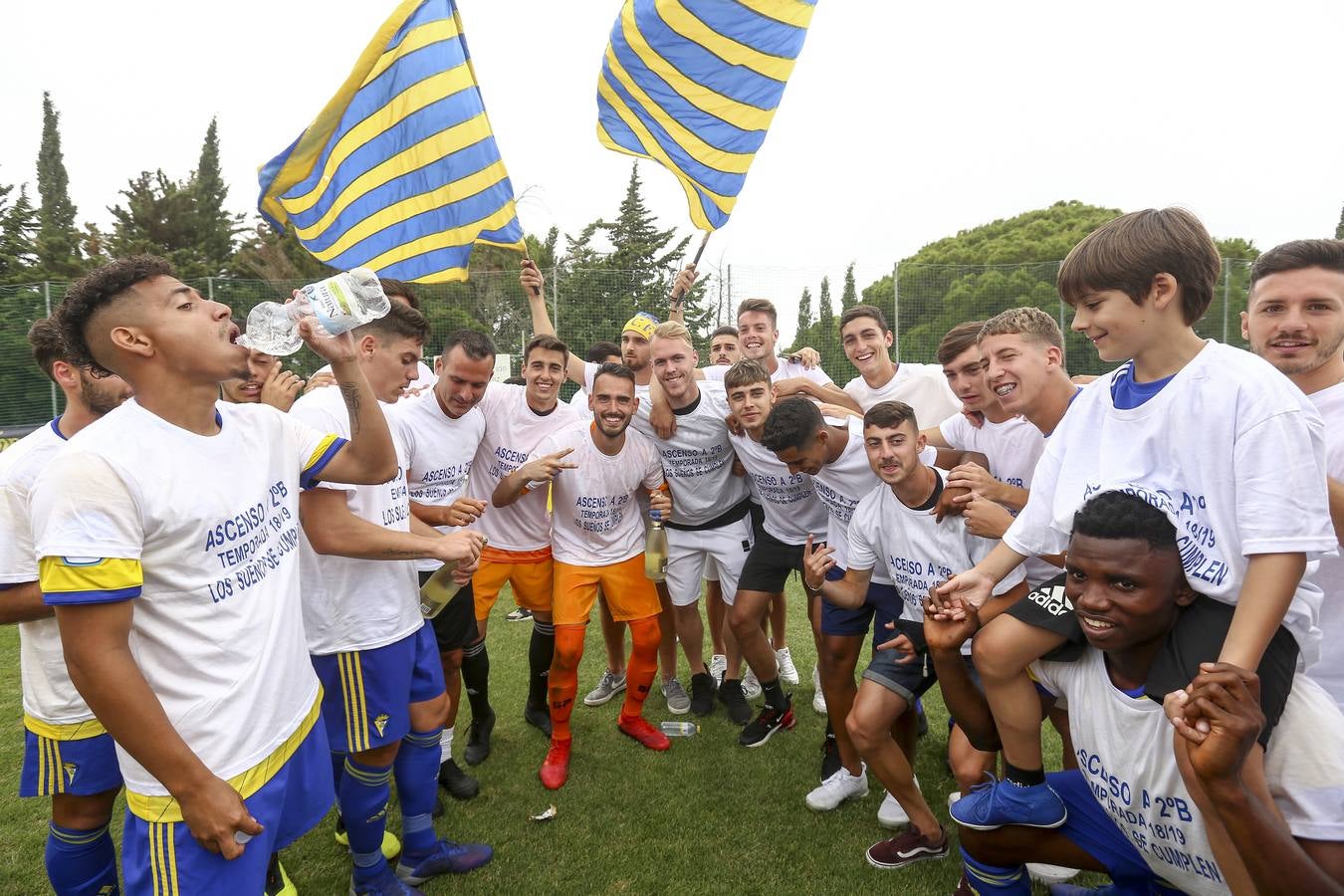 La celebración del histórico ascenso del Cádiz B, en imágenes