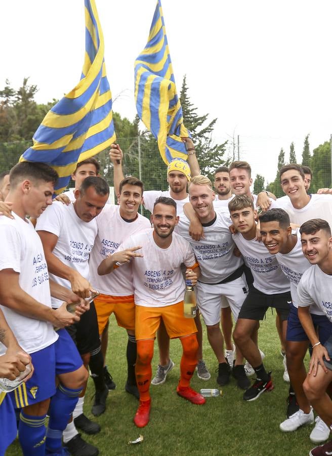 La celebración del histórico ascenso del Cádiz B, en imágenes