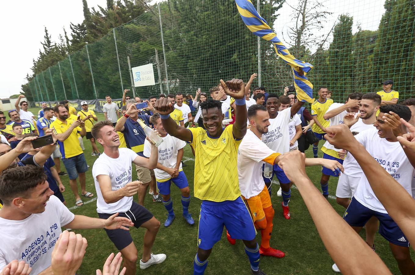 La celebración del histórico ascenso del Cádiz B, en imágenes