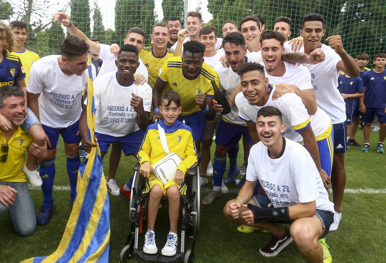 La celebración del histórico ascenso del Cádiz B, en imágenes