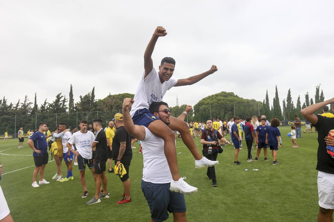 La celebración del histórico ascenso del Cádiz B, en imágenes