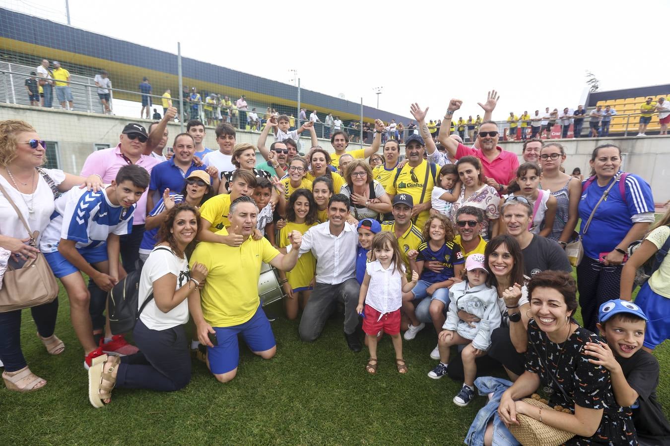 La celebración del histórico ascenso del Cádiz B, en imágenes