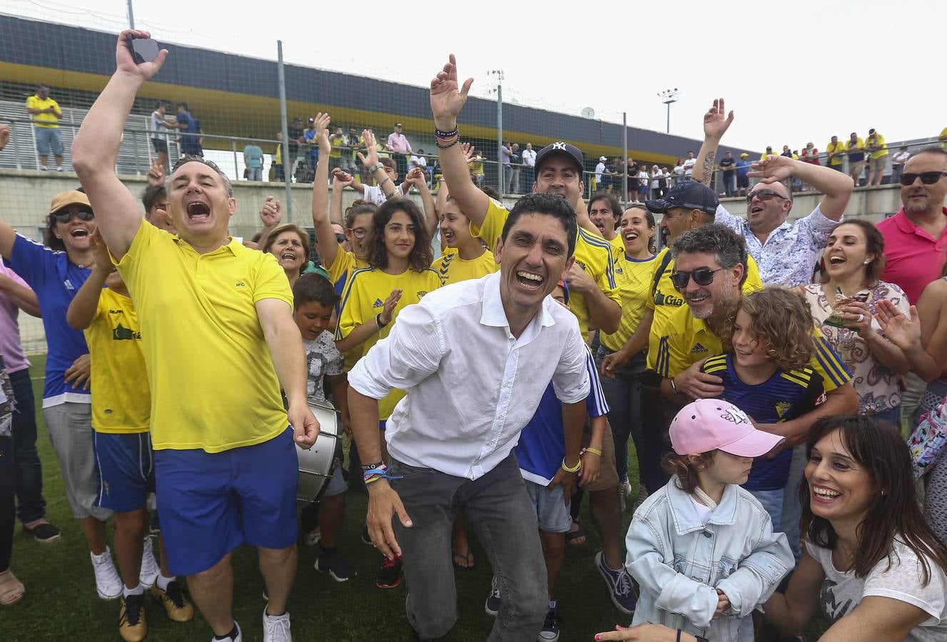 La celebración del histórico ascenso del Cádiz B, en imágenes