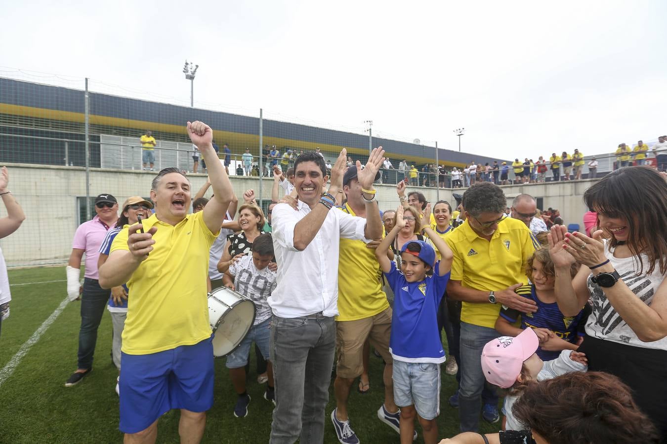 La celebración del histórico ascenso del Cádiz B, en imágenes