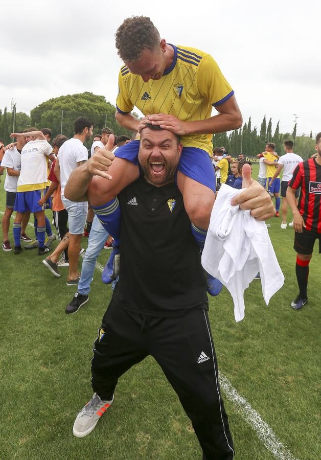 La celebración del histórico ascenso del Cádiz B, en imágenes