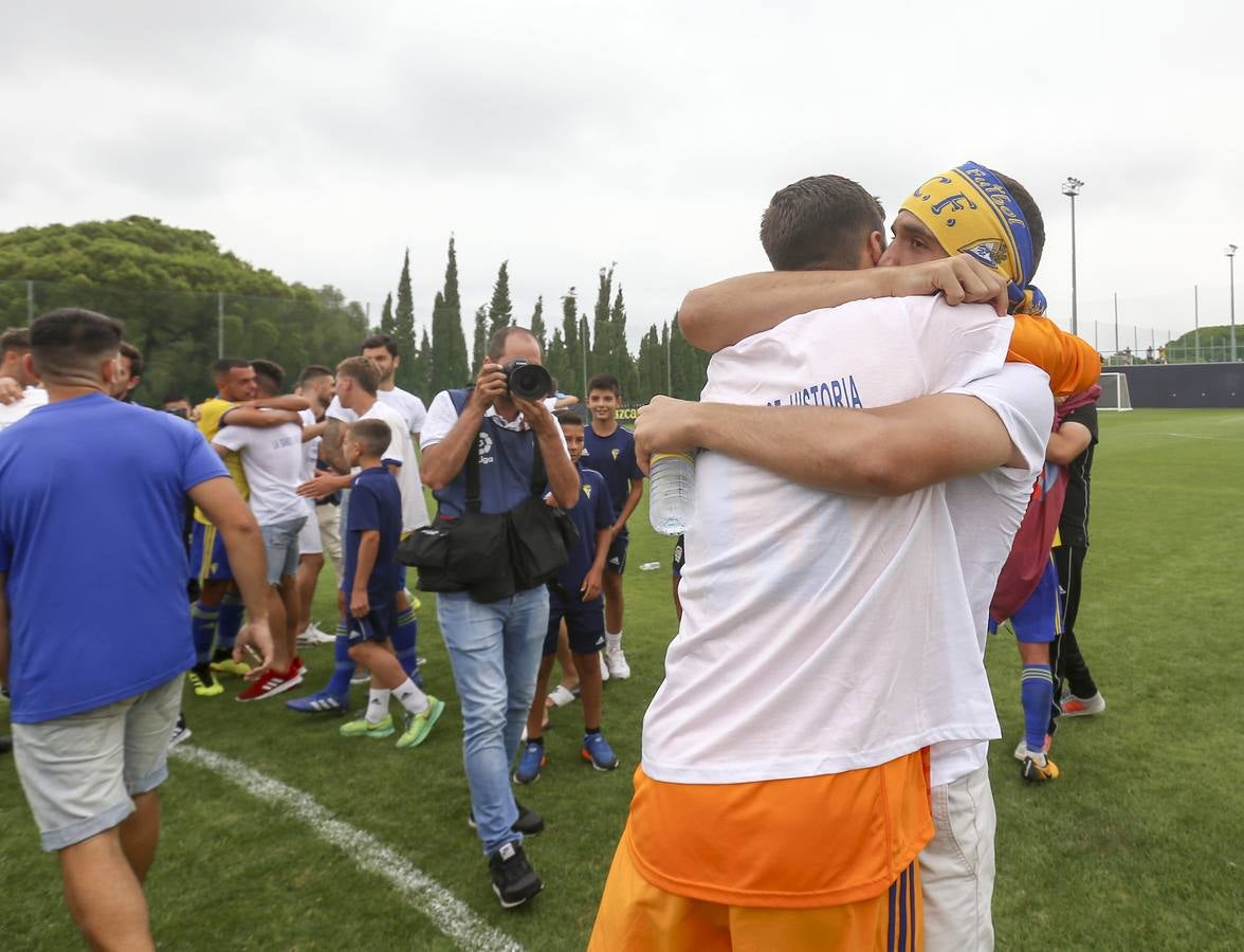 La celebración del histórico ascenso del Cádiz B, en imágenes