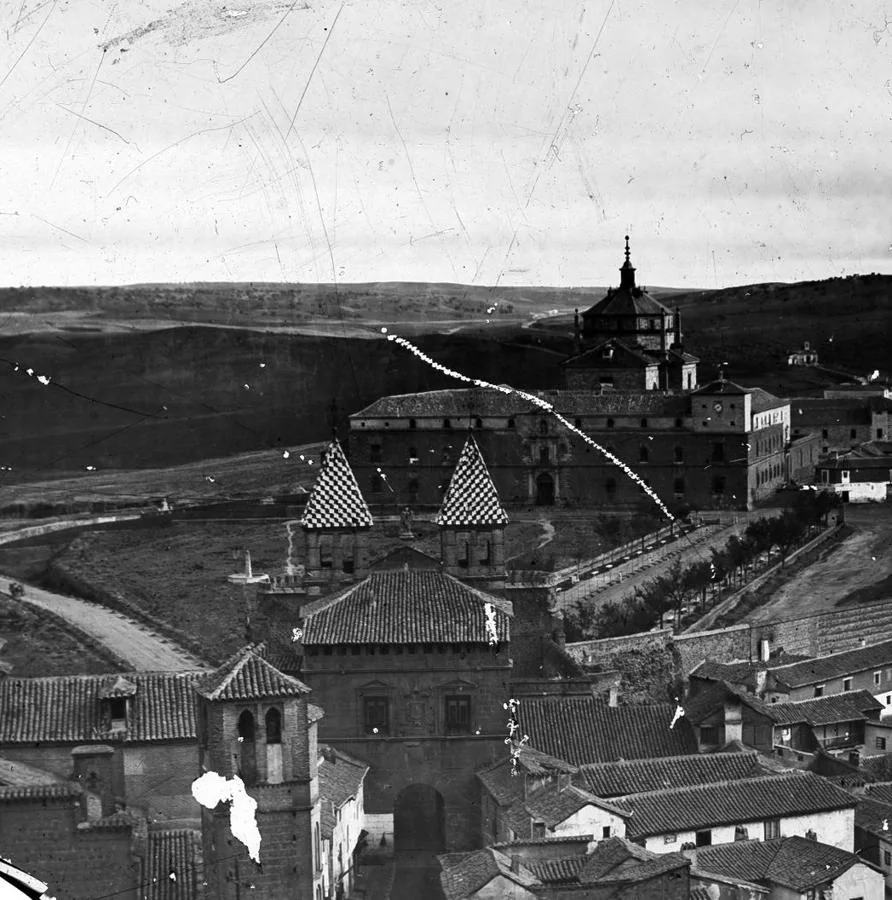 Vista de los exteriores de Bisagra con la aún vacía explanada de Merchán fotografiada por A. Begue (ca. 1864). Archivo Municipal de Toledo. Col. Luis Alba. 