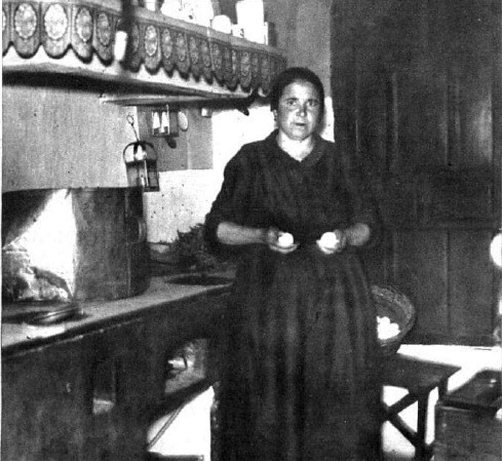 María Martín, en su cocina de la casa del «Huevero», en Sonseca, donde el duende solía enredar desparramando cacharros y alimentos (Foto, Video. «Mundo Gráfico»). 