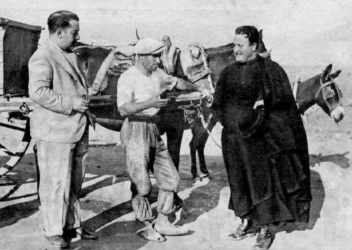 El obrero Nicanor Patiño relatando al cura y al médico de Guadamur cómo percibió la aparición de la virgen (Foto, Contreras y Vilaseca, «Ahora». 