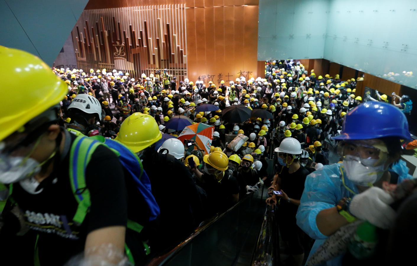 Los manifestantes irrumpen en el edificio del Consejo Legislativo durante el aniversario de la entrega de Hong Kong a China. 