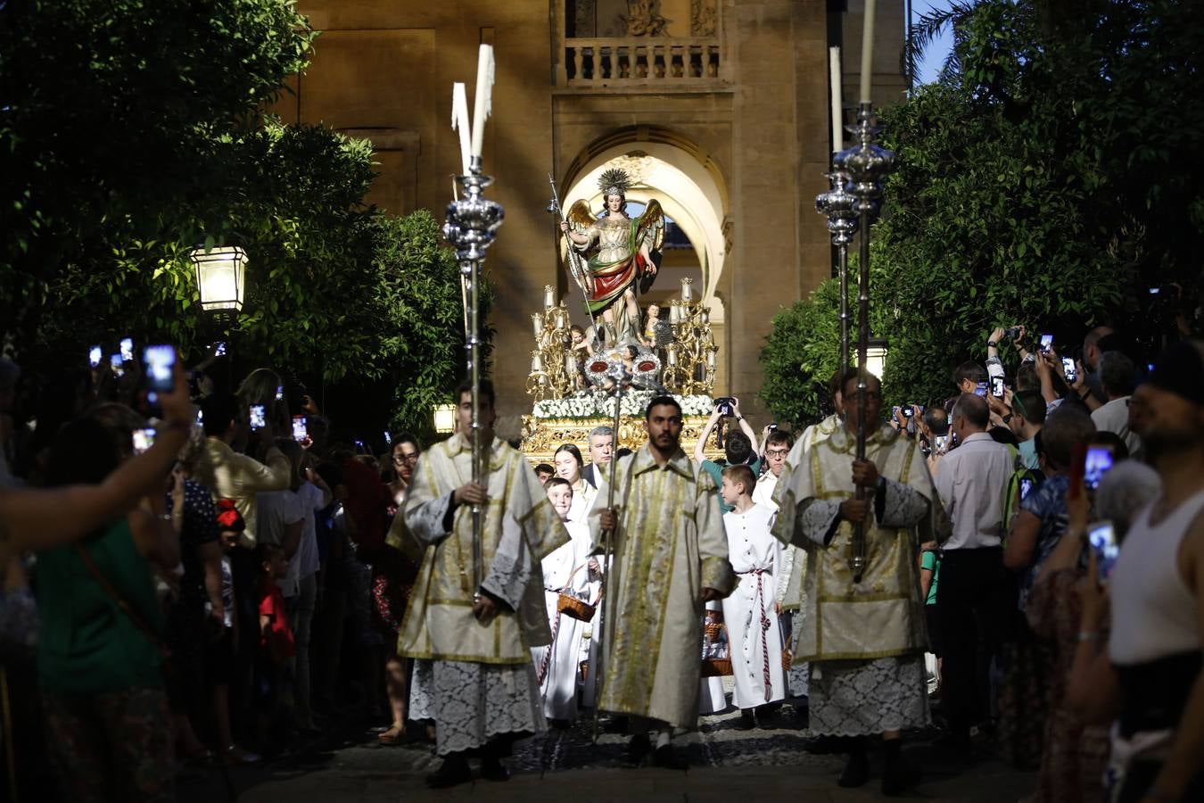 La histórica procesión del Sagrado Corazón, la Virgen de los Dolores y San Rafael por Córdoba, en imágenes