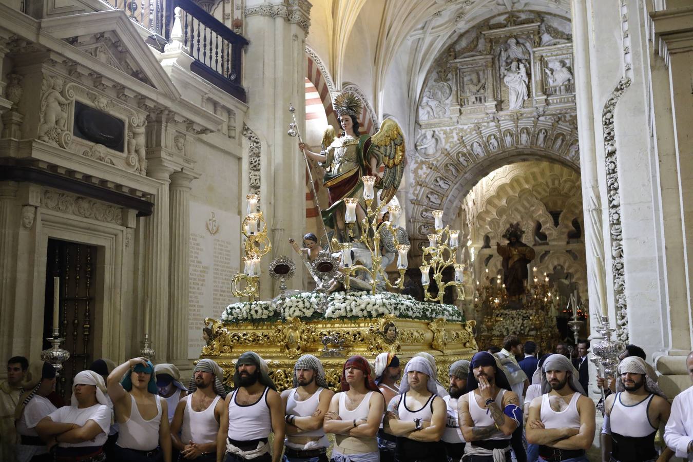 La histórica procesión del Sagrado Corazón, la Virgen de los Dolores y San Rafael por Córdoba, en imágenes