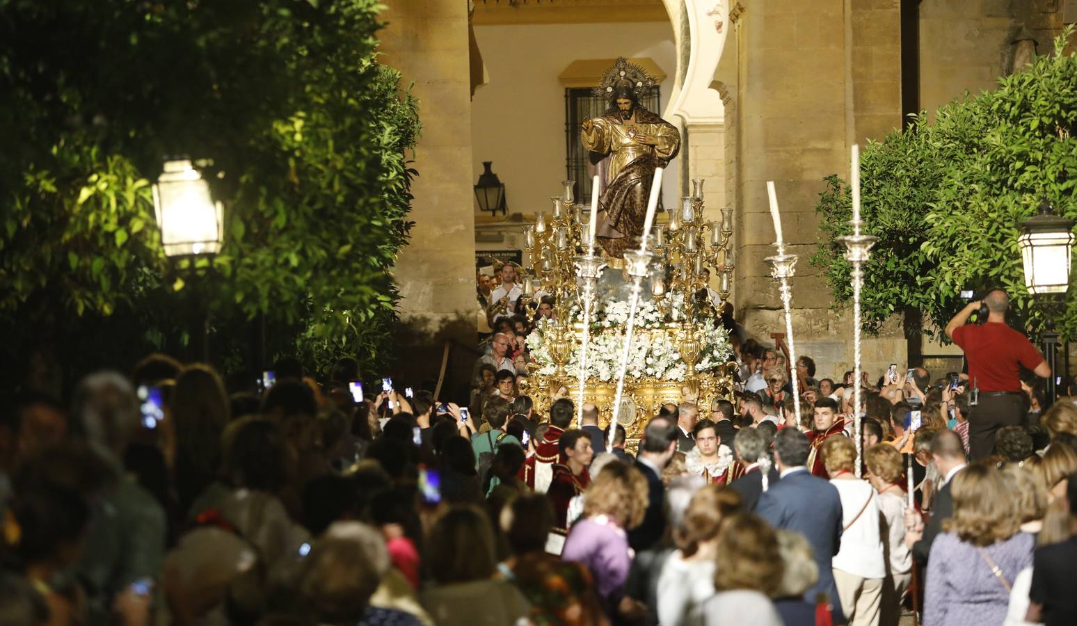 La histórica procesión del Sagrado Corazón, la Virgen de los Dolores y San Rafael por Córdoba, en imágenes