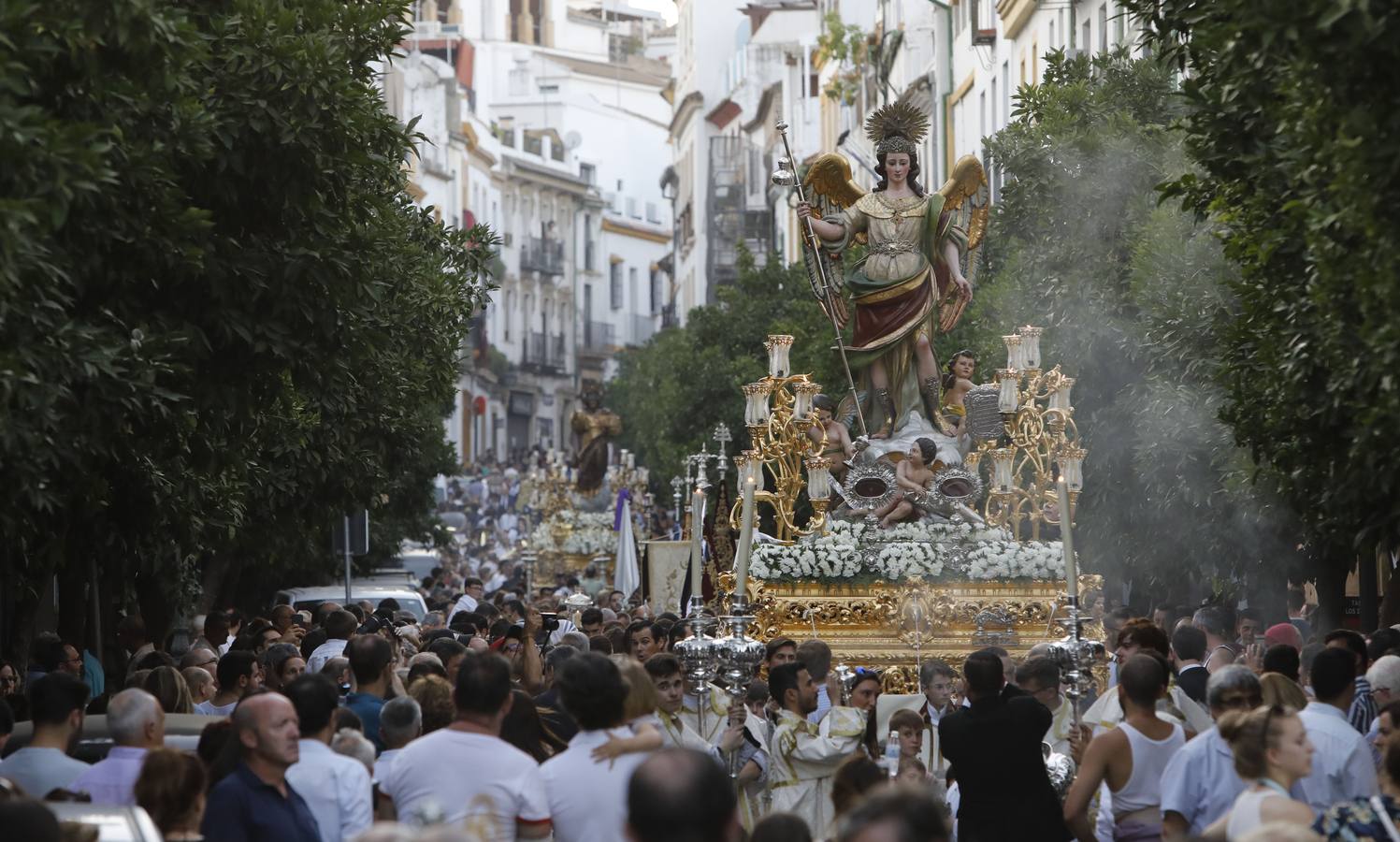 La histórica procesión del Sagrado Corazón, la Virgen de los Dolores y San Rafael por Córdoba, en imágenes