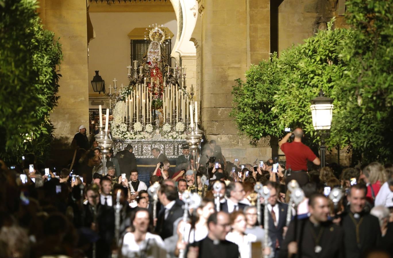 La histórica procesión del Sagrado Corazón, la Virgen de los Dolores y San Rafael por Córdoba, en imágenes