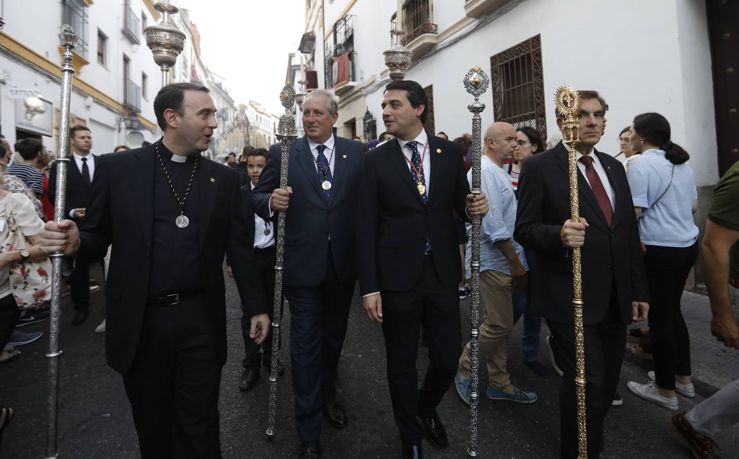 La histórica procesión del Sagrado Corazón, la Virgen de los Dolores y San Rafael por Córdoba, en imágenes