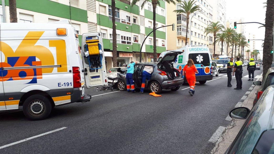 Tres heridos en un aparatoso accidente en la Avenida Cayetano del Toro en Cádiz