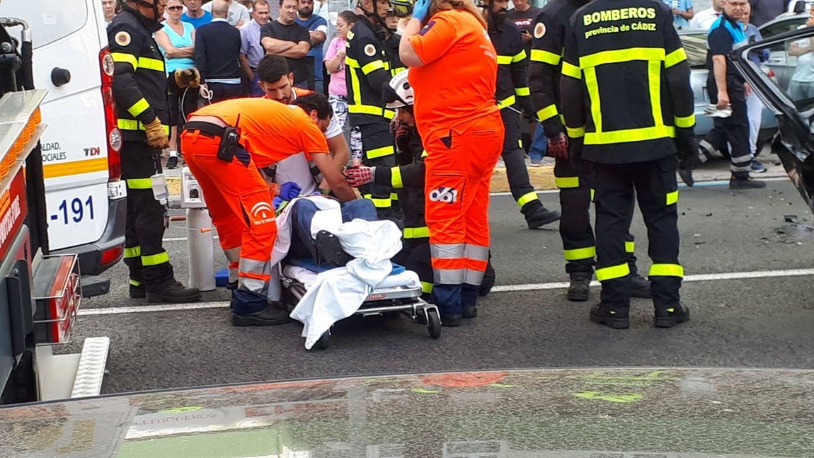 Tres heridos en un aparatoso accidente en la Avenida Cayetano del Toro en Cádiz