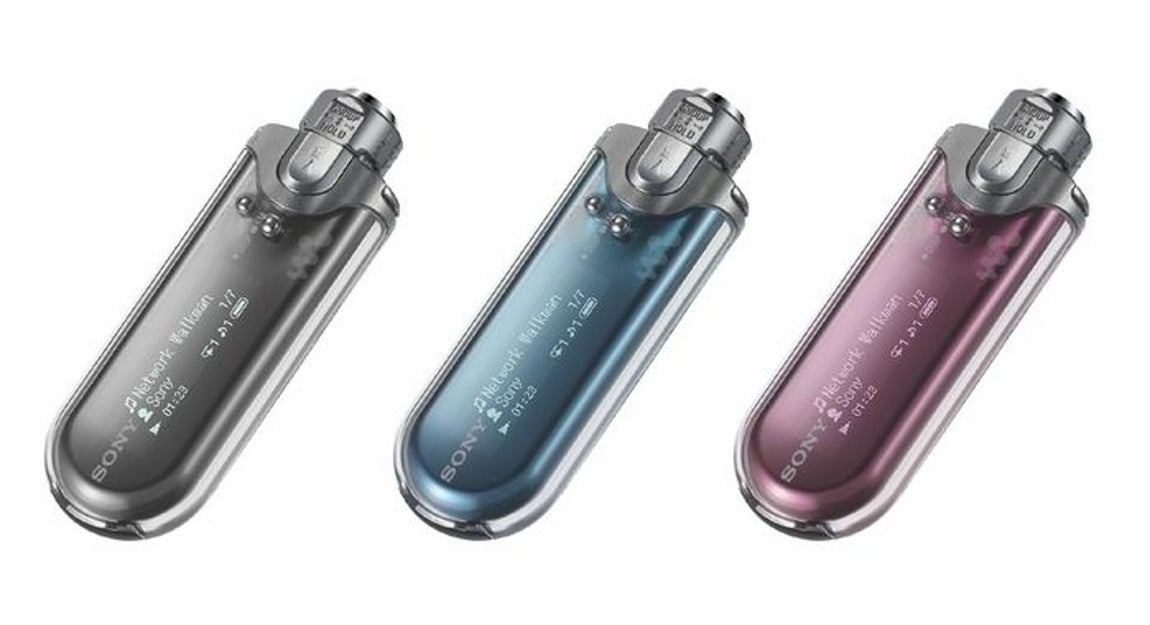 Una botella de perfume. Este modelo, Sony Walkman NW-E505/507, se lanzó en 2005 y permitía reproducir archivos digitales y ofrecía hasta 512 GB de memoria.