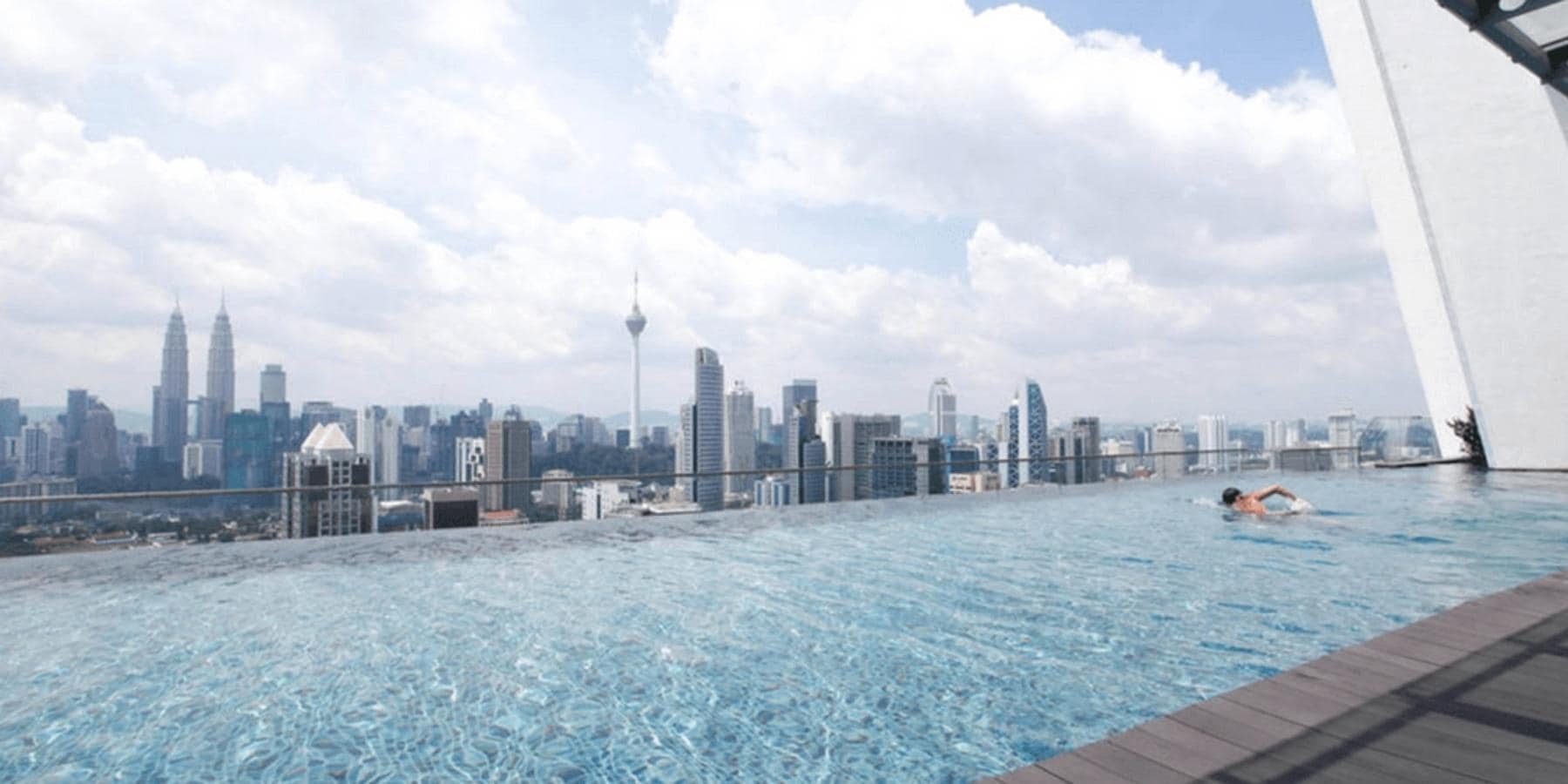 Airbnb Regalia Suites &amp; Residences, Kuala Lumpur, Malasia. Se trata del bloque de apartamentos más famoso de Kuala Lumpur, en Malasia. Si tu sueño es visitar esta ciudad asiática, puede que la mejor de las opciones sea la de alojarte, al menos una noche, en este Airbnb no solo con piscina infinity, sino también a ras del cielo. Las impresionantes vistas que se pueden disfrutar desde esta ubicación no se superan desde ninguna otra perspectiva de la ciudad ya que se encuentra en la planta 37 del edificio. El Sky line de Kuala Lumpur se encontrará frente a ti.