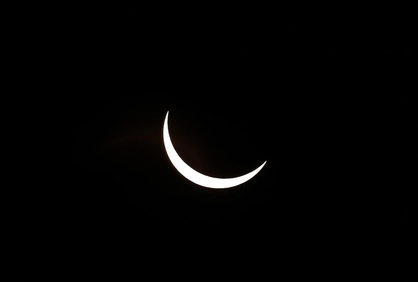 Así se vio el gran eclipse sudamericano. Es el único eclipse solar total del año. Comenzó su camino en el Pacífico sur, cerca de la isla Pitcaerin, y terminó en tierra habiendo tocado solo dos países: Chile y Argentina