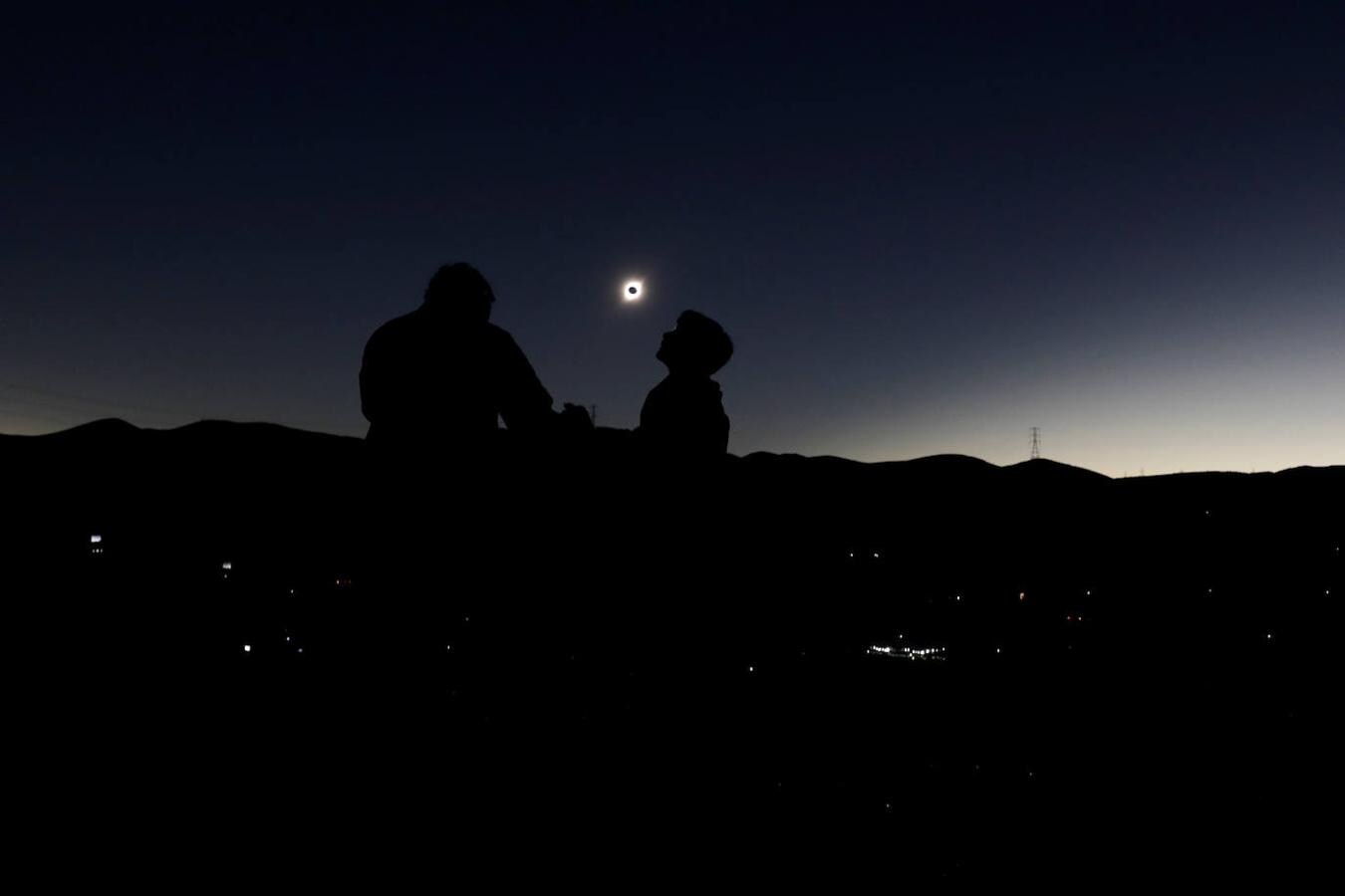 Así se vio el gran eclipse sudamericano. Miles de personas se congregaron en distintos lugares de Chile y Argentina para contemplar el espectáculo astronómico