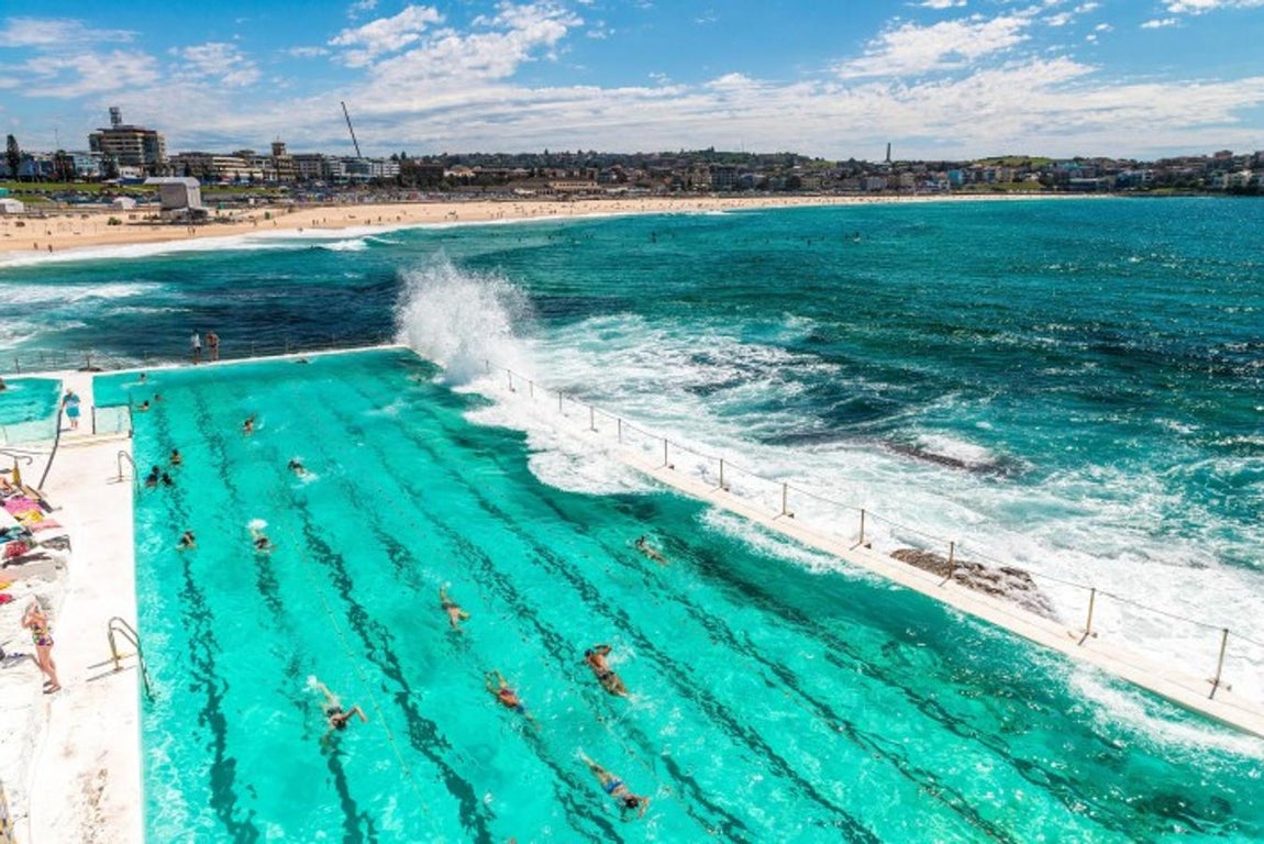 Bondi Iceberg Sydney, Australia. Posiblemente se trate de la piscina más famosa de toda Australia… Está situada en Sidney, a ras del mar, y las olas llegan sin dificultad hasta este lugar donde además de disfrutar de las siempre buenas temperaturas de la ciudad (a pesar del aire que caracteriza a la zona), podrás vivir típicas fiestas australianas con amigos.